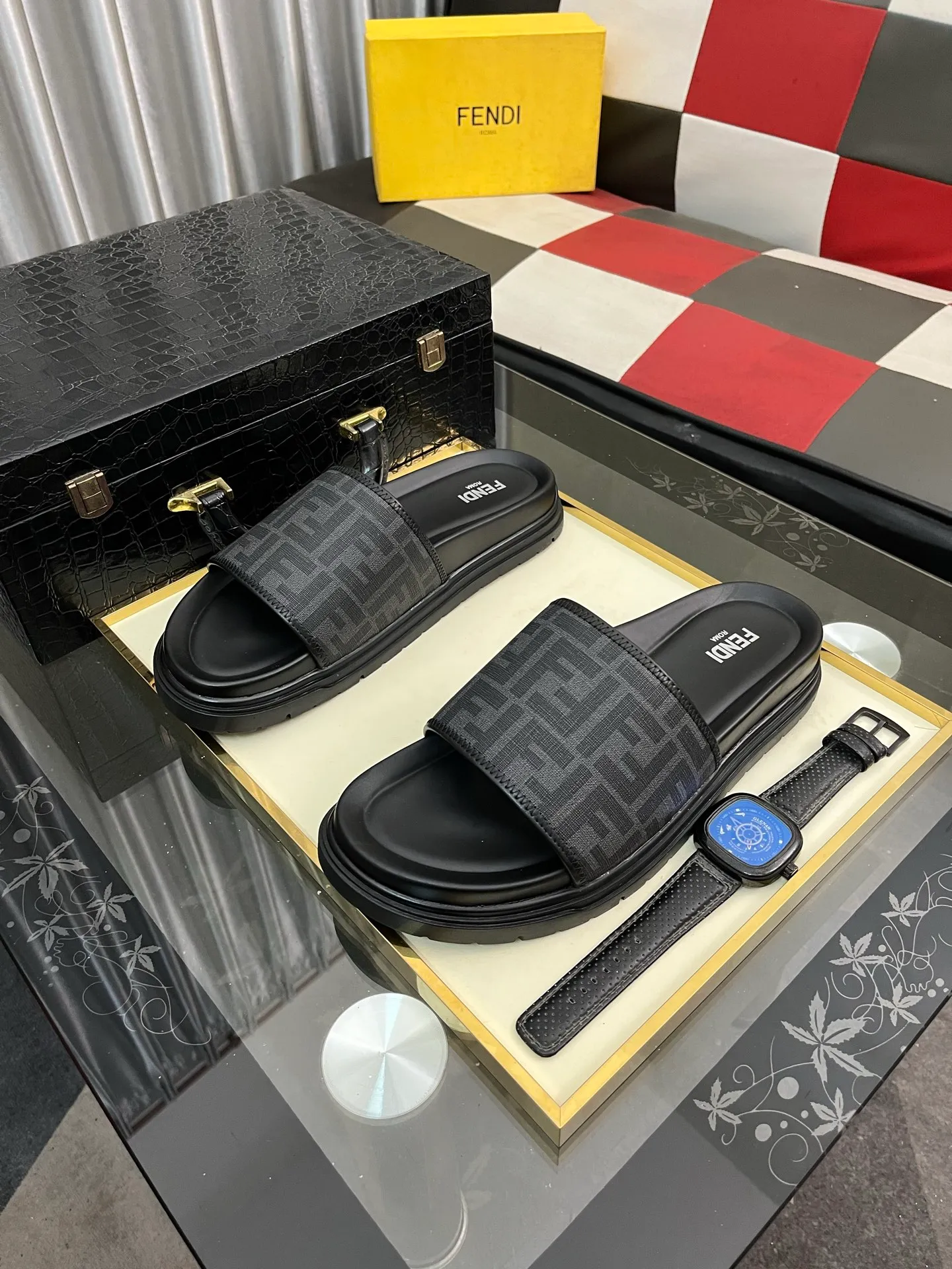 Men's men's shoes💰320⌚️⌚️FENDI Fendi slippers and sandals are shipped💄How can this summer be without the blessing of little monsters💄Original imported special hardware decorative pattern➕Original private model outsole! Details determine success or failure, good quality is not afraid of magnifying details! It feels super comfortable on your feet! This summer you need a pair of trendy, cool and comfortable sandals👣 Standard size: 38-443️⃣Colors available